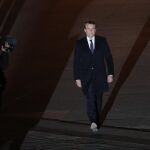 Emmanuel Macron, antes de dirigirse a sus seguidores durante la noche electoral