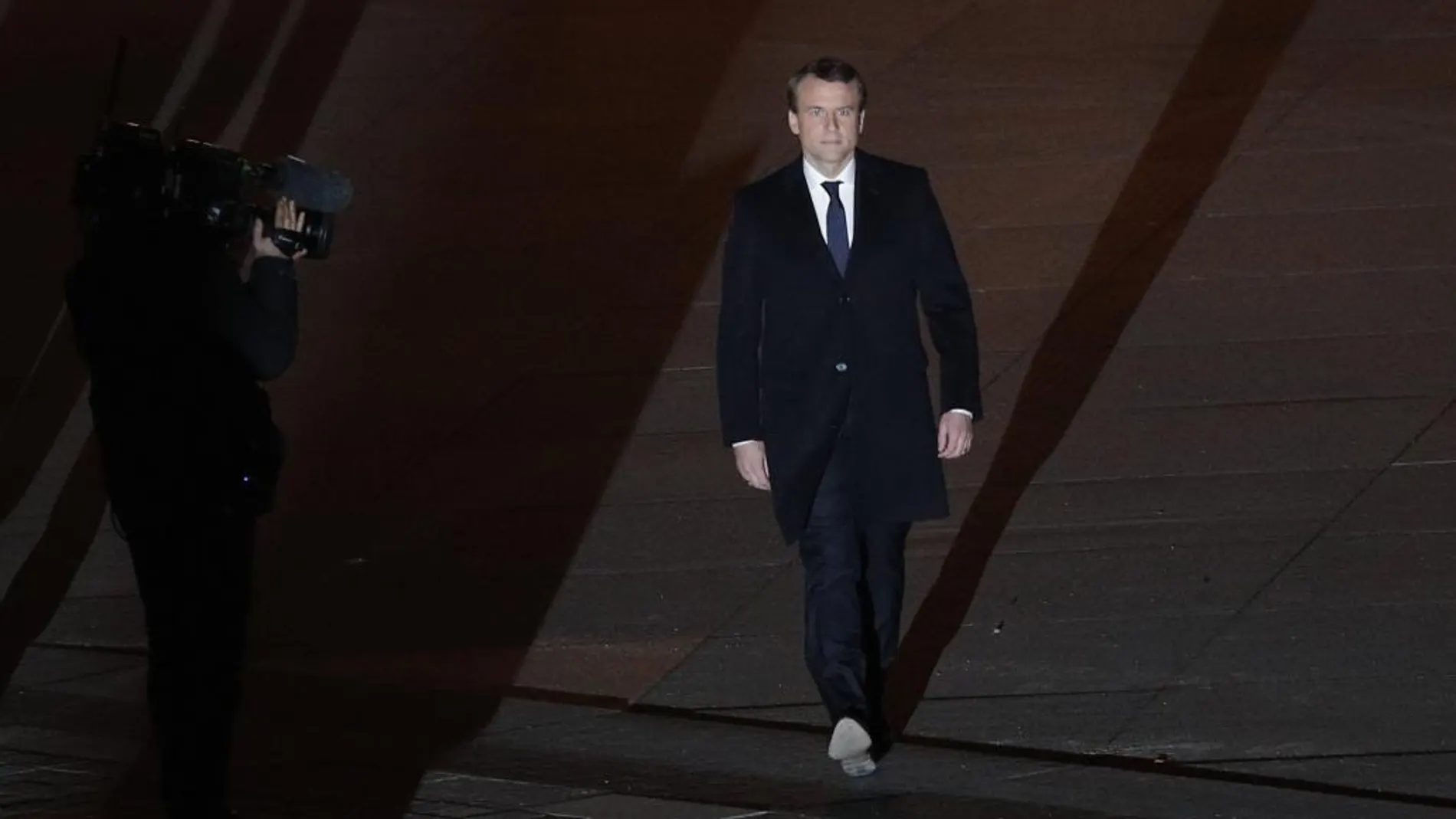 Emmanuel Macron, antes de dirigirse a sus seguidores durante la noche electoral