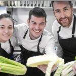 Anna Quiroga, Quim Coll y Giorgos Xristogiannis forman el equipo del restaurante 4 amb 5 Mujades de Barcelona