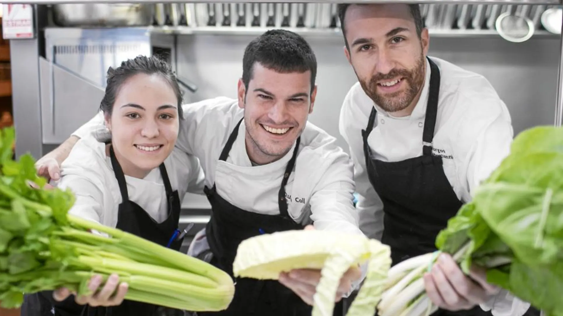 Anna Quiroga, Quim Coll y Giorgos Xristogiannis forman el equipo del restaurante 4 amb 5 Mujades de Barcelona
