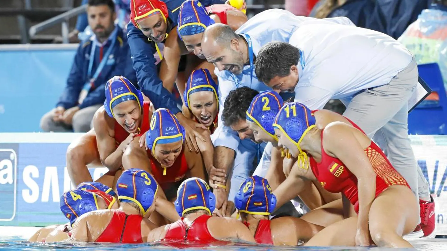 Las jugadoras españolas celebran el pase a la final junto al seleccionador, Miky Oca