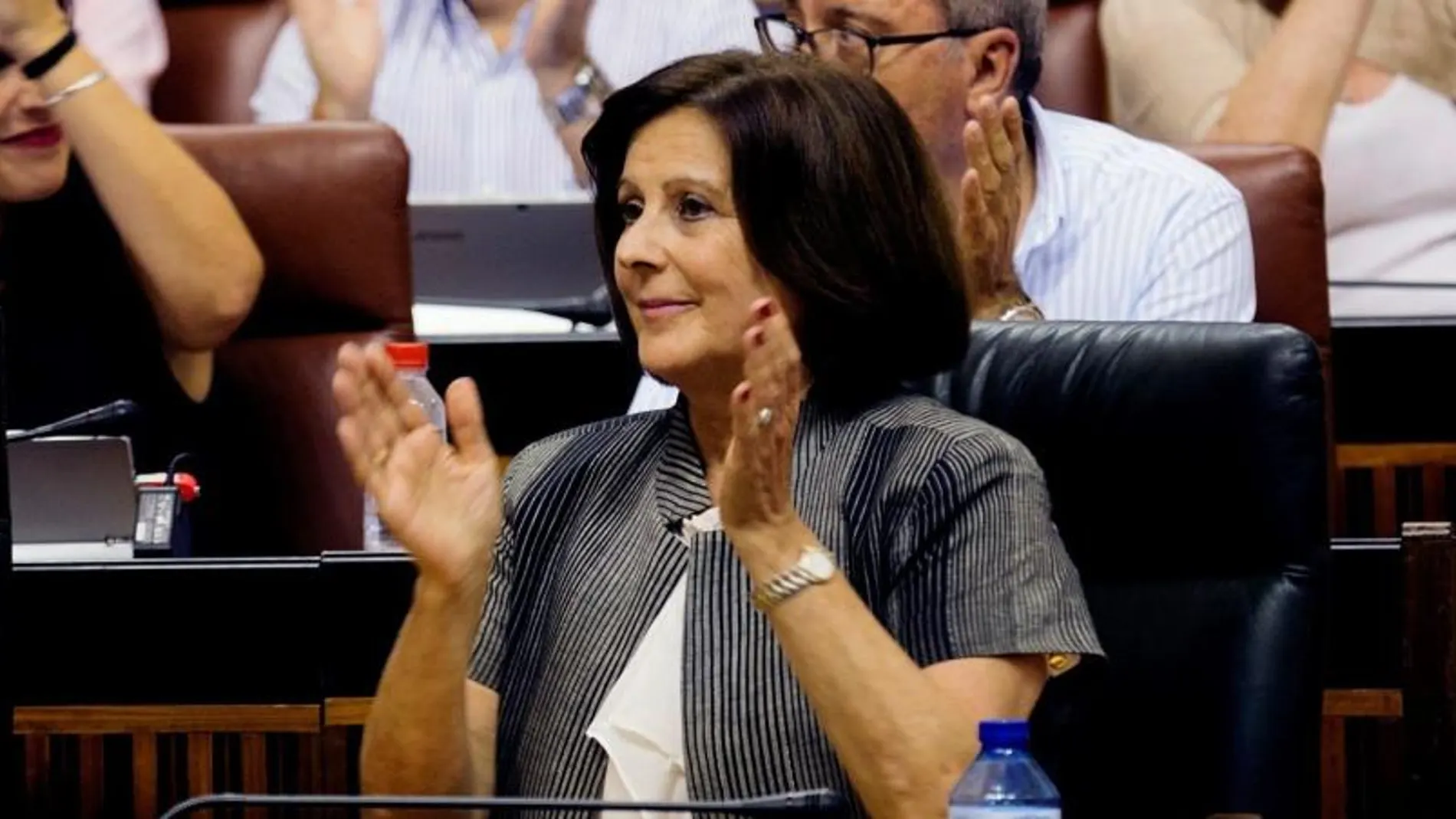 La Agencia de Servicios Sociales y Dependencia de Andalucía pertenece a la consejería que comanda María José Sánchez, en la imagen ayer aplaudiendo la aprobación de la Ley de Igualdad en el Parlamento (Foto: Efe)