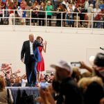 El presidente de EE UU, Donald Trump, junto con su esposa Melania en Orlando Melbourne