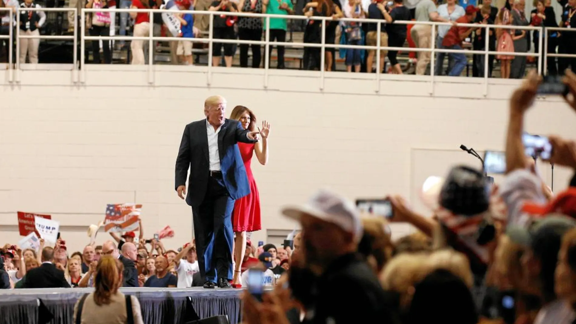 El presidente de EE UU, Donald Trump, junto con su esposa Melania en Orlando Melbourne