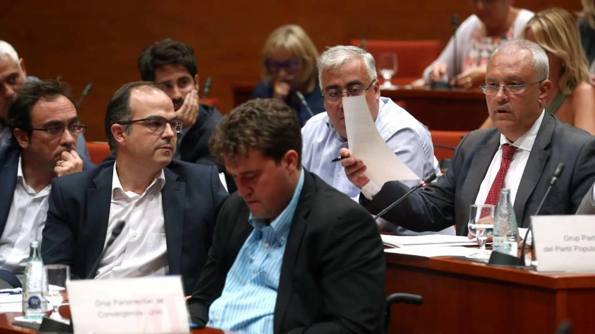Santi Rodríguez (d) del PPC, ante la mirada de Josep Rull (i) y Jordi Turull (2º i), pregunta al presidente de la Generalitat, Artur Mas.