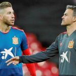 La Selección española se entrenó ayer en Wembley. Entrenador y capitán mantuvieron una charla fluida durante toda la sesión / Efe