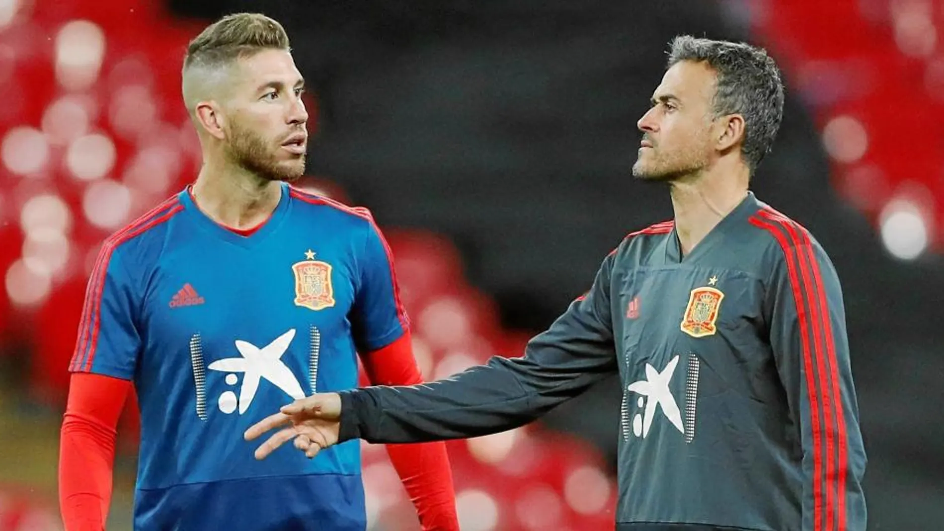 La Selección española se entrenó ayer en Wembley. Entrenador y capitán mantuvieron una charla fluida durante toda la sesión / Efe