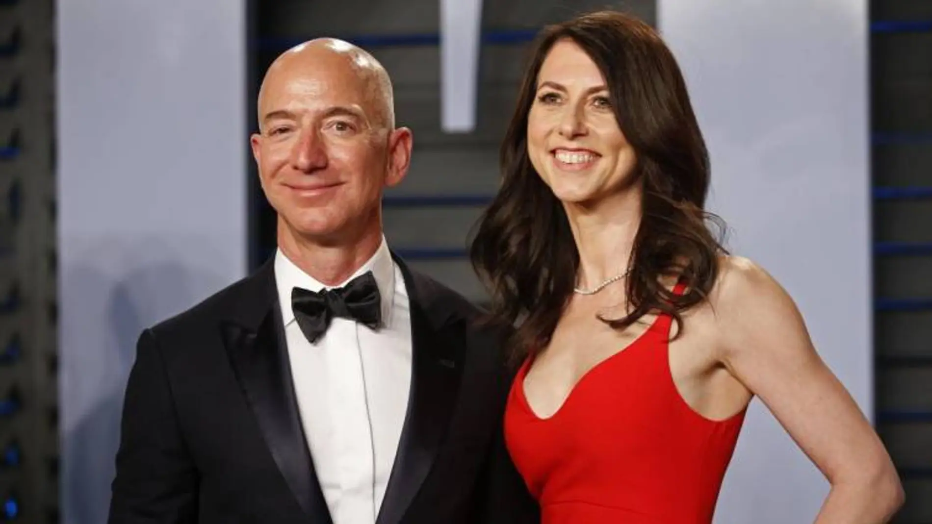 El fundador de Amazon, Jeff Bezos y su exmujer MacKenzie en una imagen de archivo / Reuters