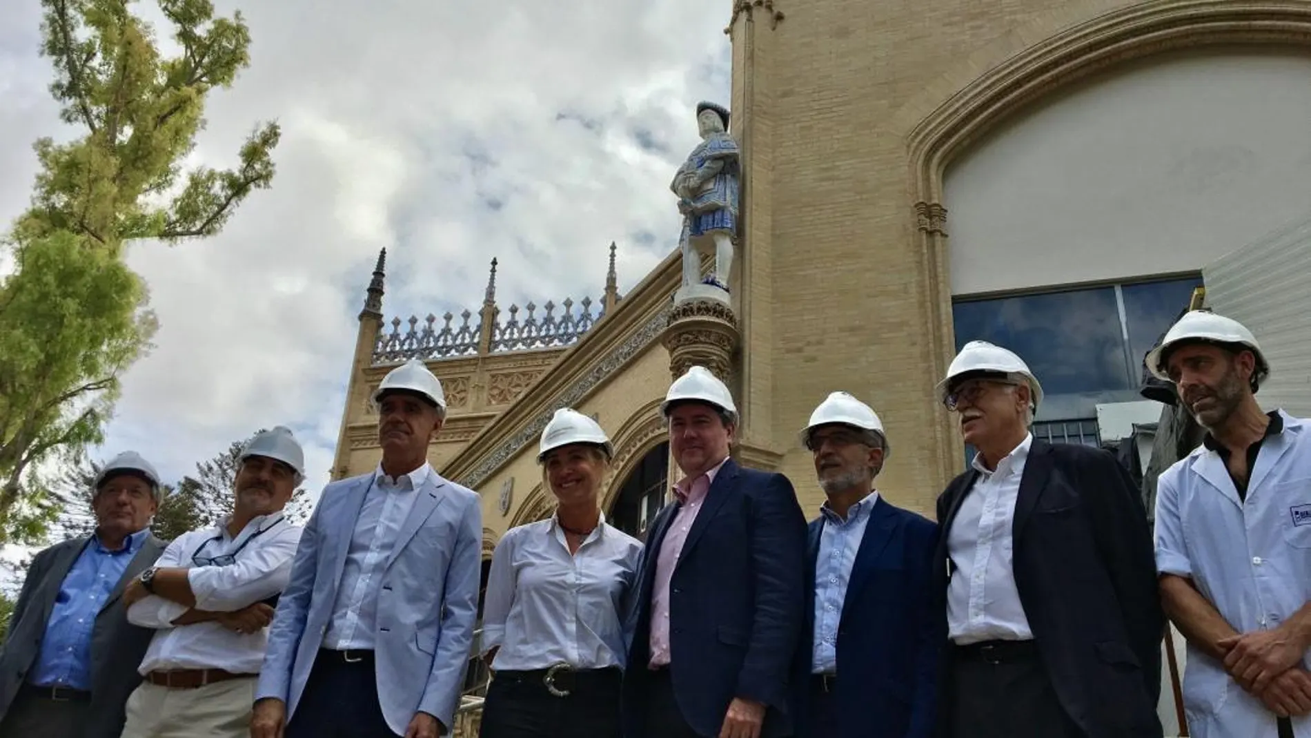 El alcalde de Sevilla visitó ayer las obras para la restauración integral del Pabellón Real, para el que aún no se han definido sus usos culturales
