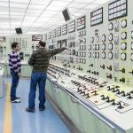 Dos operarios trabajan en la central nuclear burgalesa de Santa María de Garoña