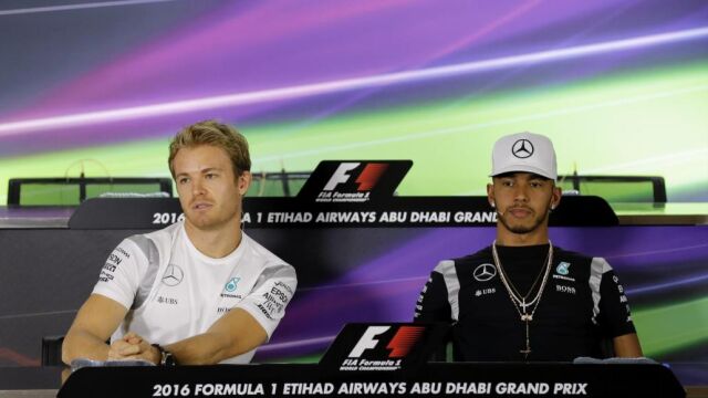 El piloto británico Lewis Hamilton, de la escudería Mercedes AMG (d), y su compañero de equipo, el alemán Nico Rosberg (i), ofrecen una rueda de prensa en el circuito de Yas Marina, en Abu Dabi