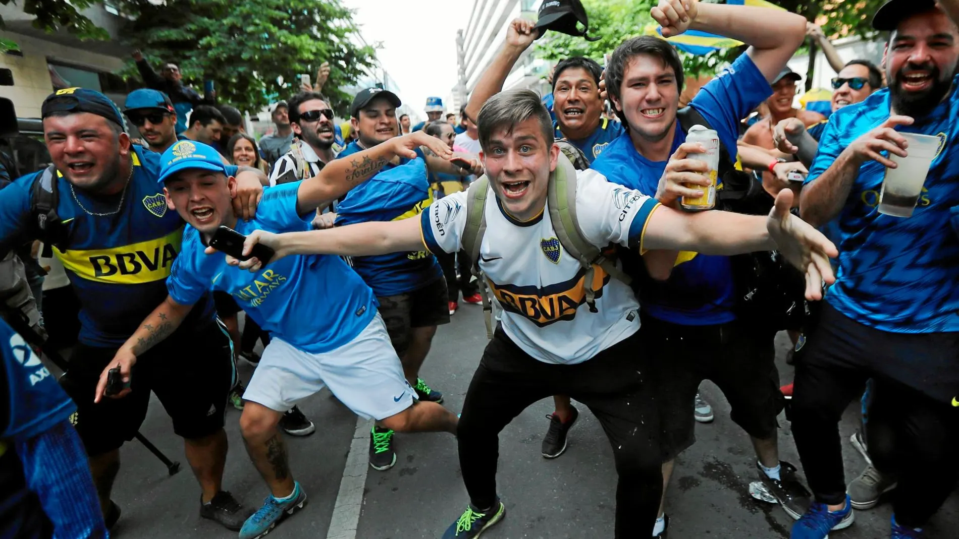 Hinchas de Boca en las calles de Buenos Aires antes del partido de ida de la final de la Libertadores