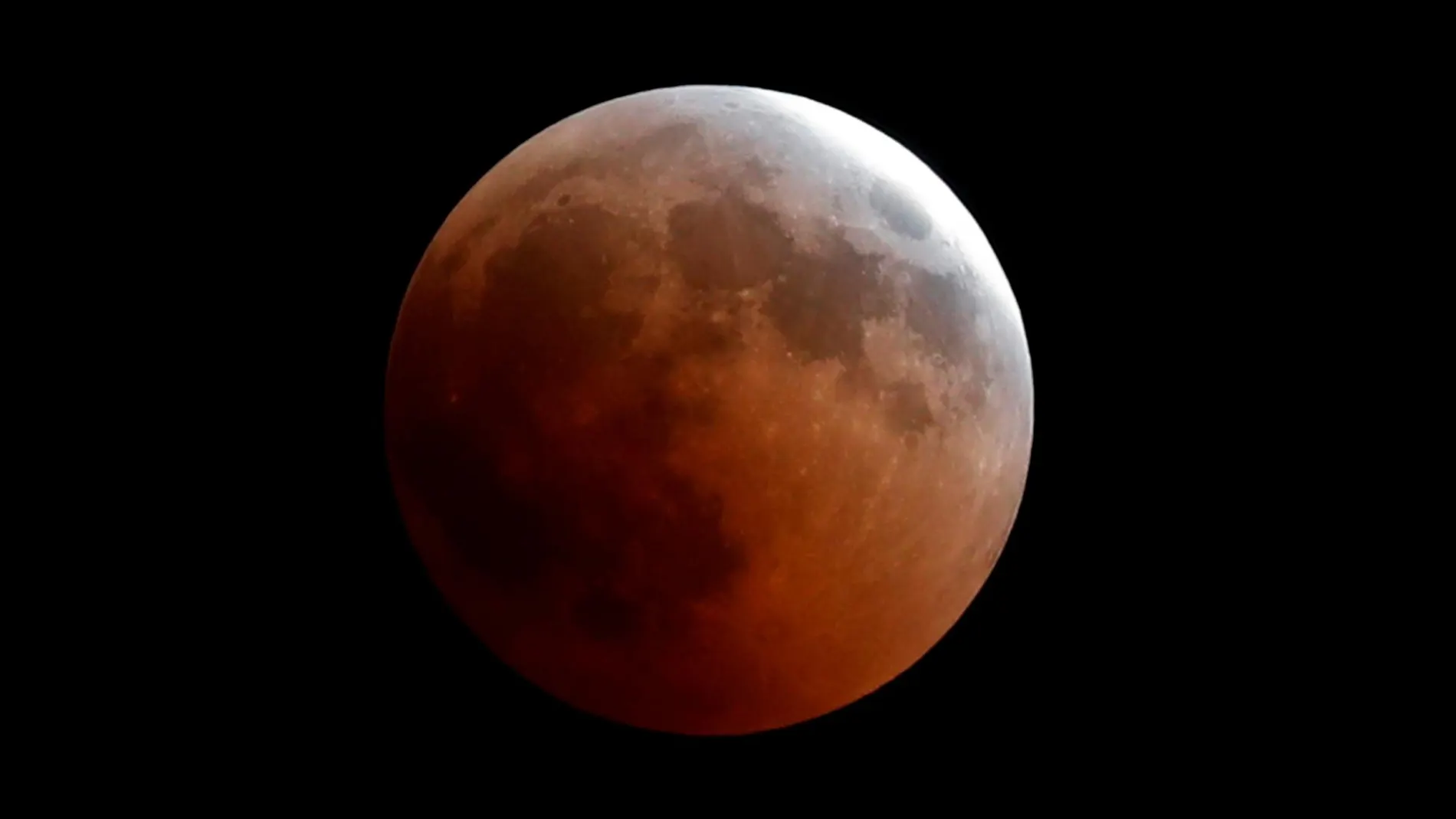 El eclipse lunar del pasado mes de julio, visto desde El Cairo / Reuters