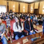 El alcalde de León, Antonio Silván, da la bienvenida a un grupo de más de 100 alumnos internacionales de la ULE llegado a la ciudad con el programa Erasmus