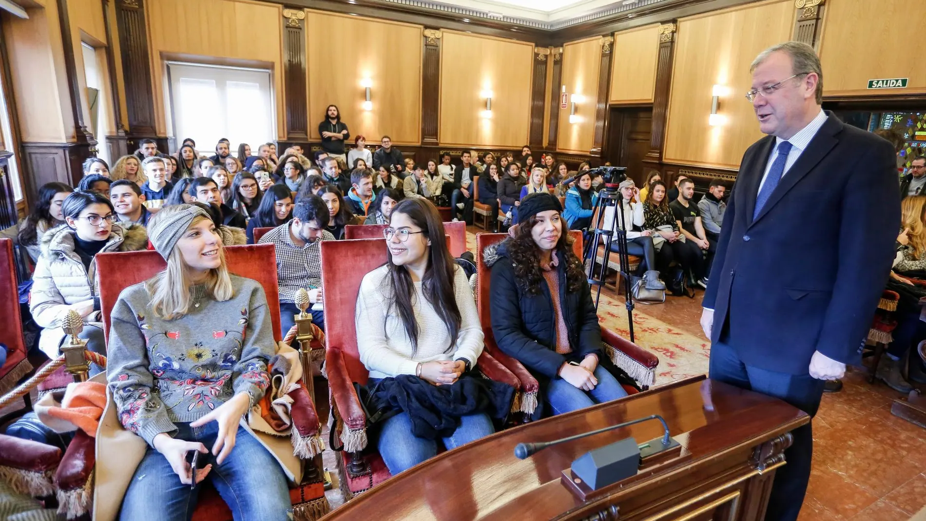 El alcalde de León, Antonio Silván, da la bienvenida a un grupo de más de 100 alumnos internacionales de la ULE llegado a la ciudad con el programa Erasmus