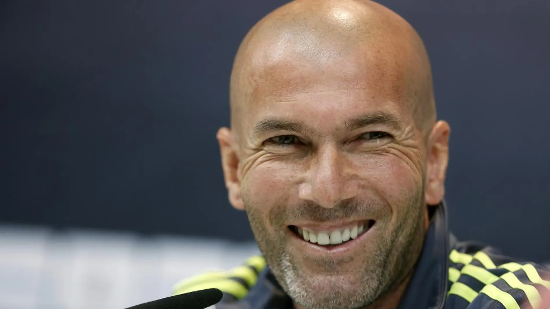 Zidane sonríe durante una rueda de prensa