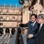 García Carbayo junto al embajador en el balcón del Ayuntamiento
