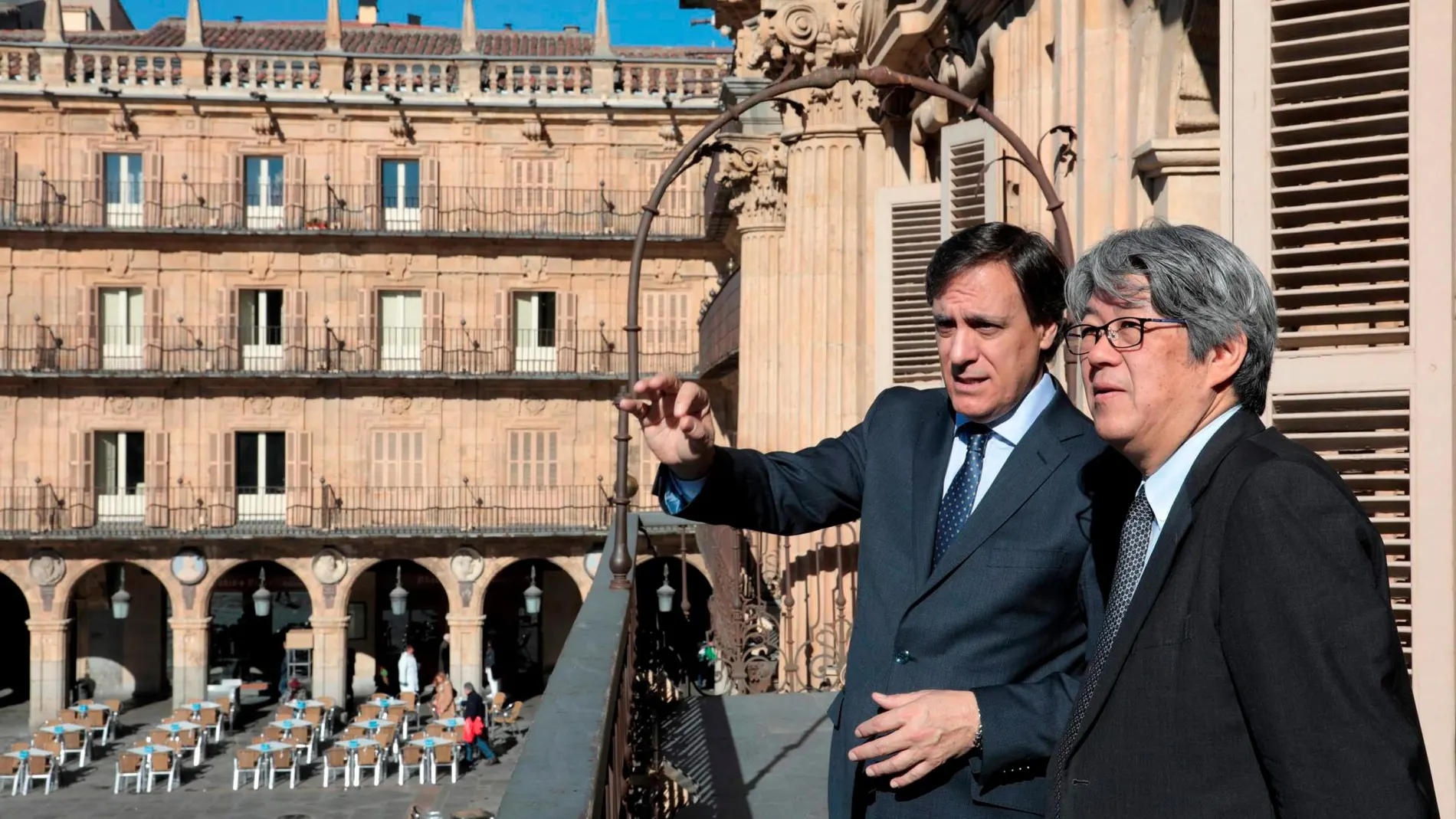 García Carbayo junto al embajador en el balcón del Ayuntamiento