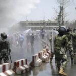 Imagen de los enfrentamientos entre manifestantes contra la inseguridad en la capital afgana y agentes de la Policía