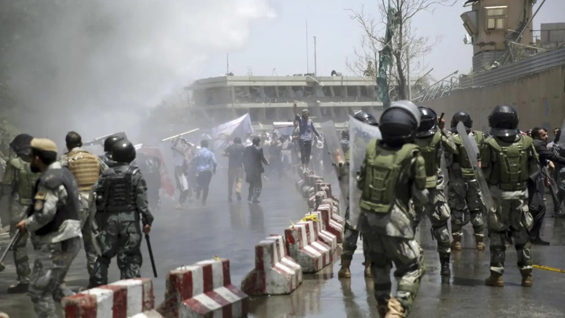 Imagen de los enfrentamientos entre manifestantes contra la inseguridad en la capital afgana y agentes de la Policía