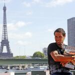 Nadal posa junto a su trofeo mientras posa para celebrar su décima victoria en el torneo parisino de Roland Garros, ante la Torre Eiffel, en Parí