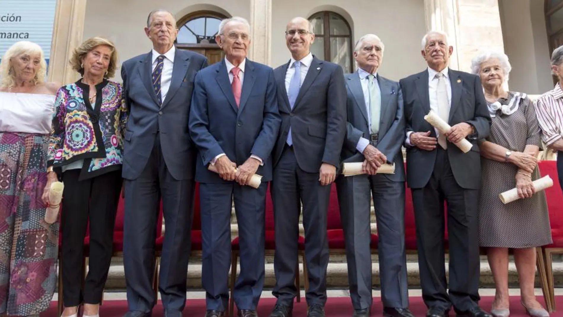 El presidente de la Diputación provincial, Javier Iglesias, junto a los diputados y senadores salmantinos que promovieron la actual constitución