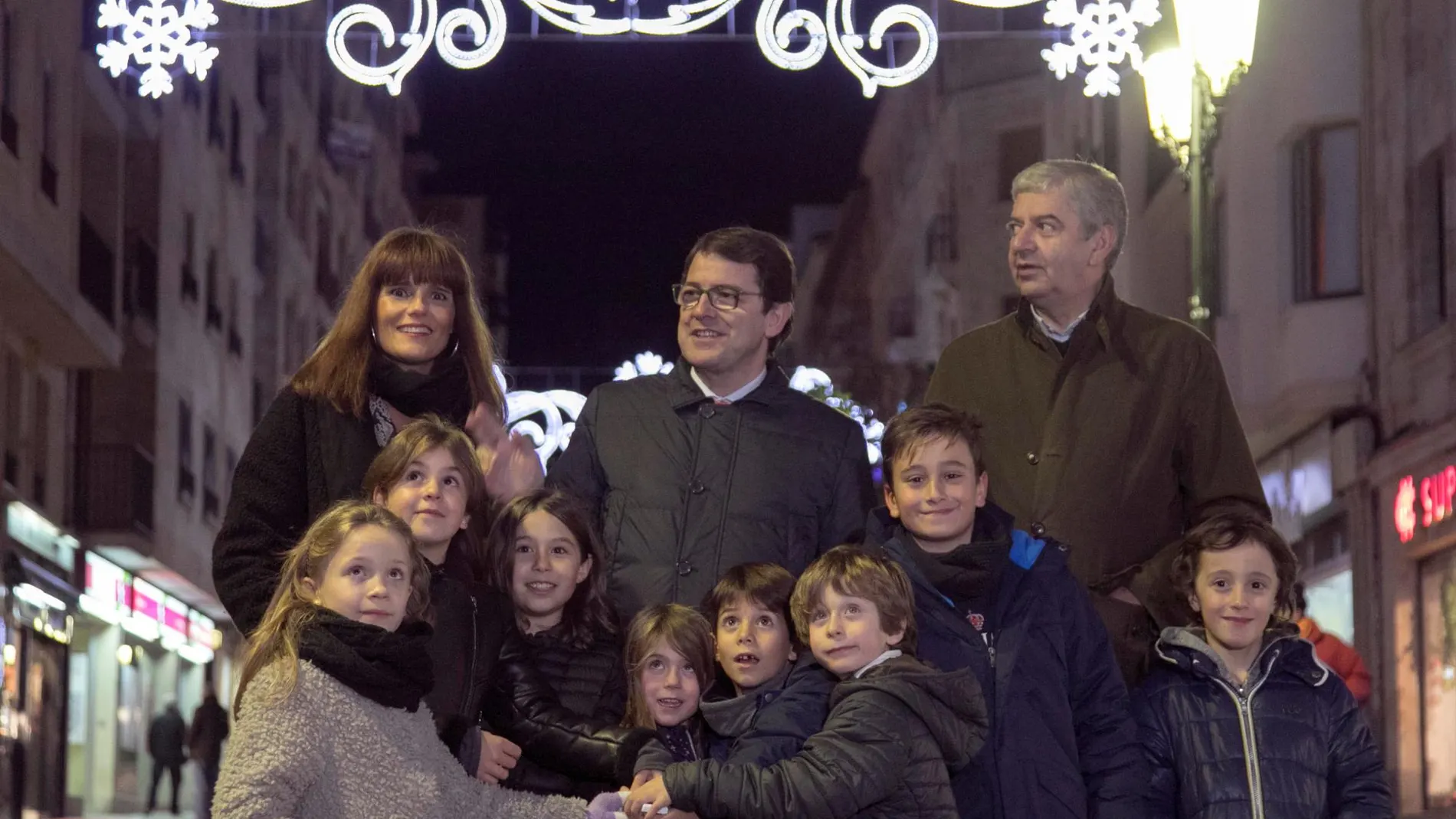 El alcalde de Salamanca, Alfonso Fernández Mañueco acompañado por la concejala de comercio, Almudena Parres y el concejal de gestión urbanística Francisco Javier García Rubio encienden el alumbrado de navidad