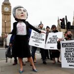 Oponentes al Brexit frente al Parlamento
