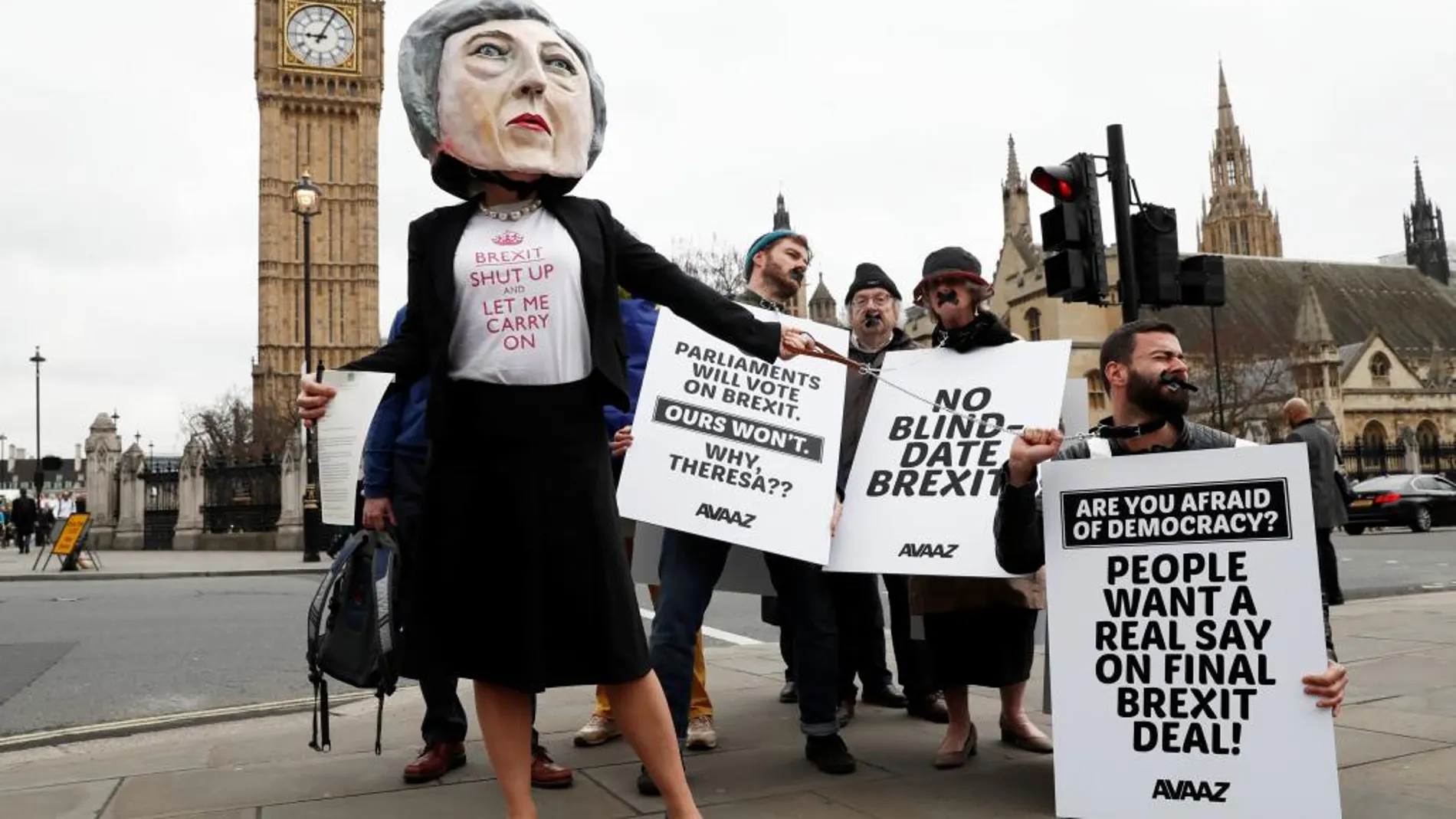 Oponentes al Brexit frente al Parlamento