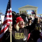Concentración a favor de los inmigrantes frente a la Corte Suprema de EE UU