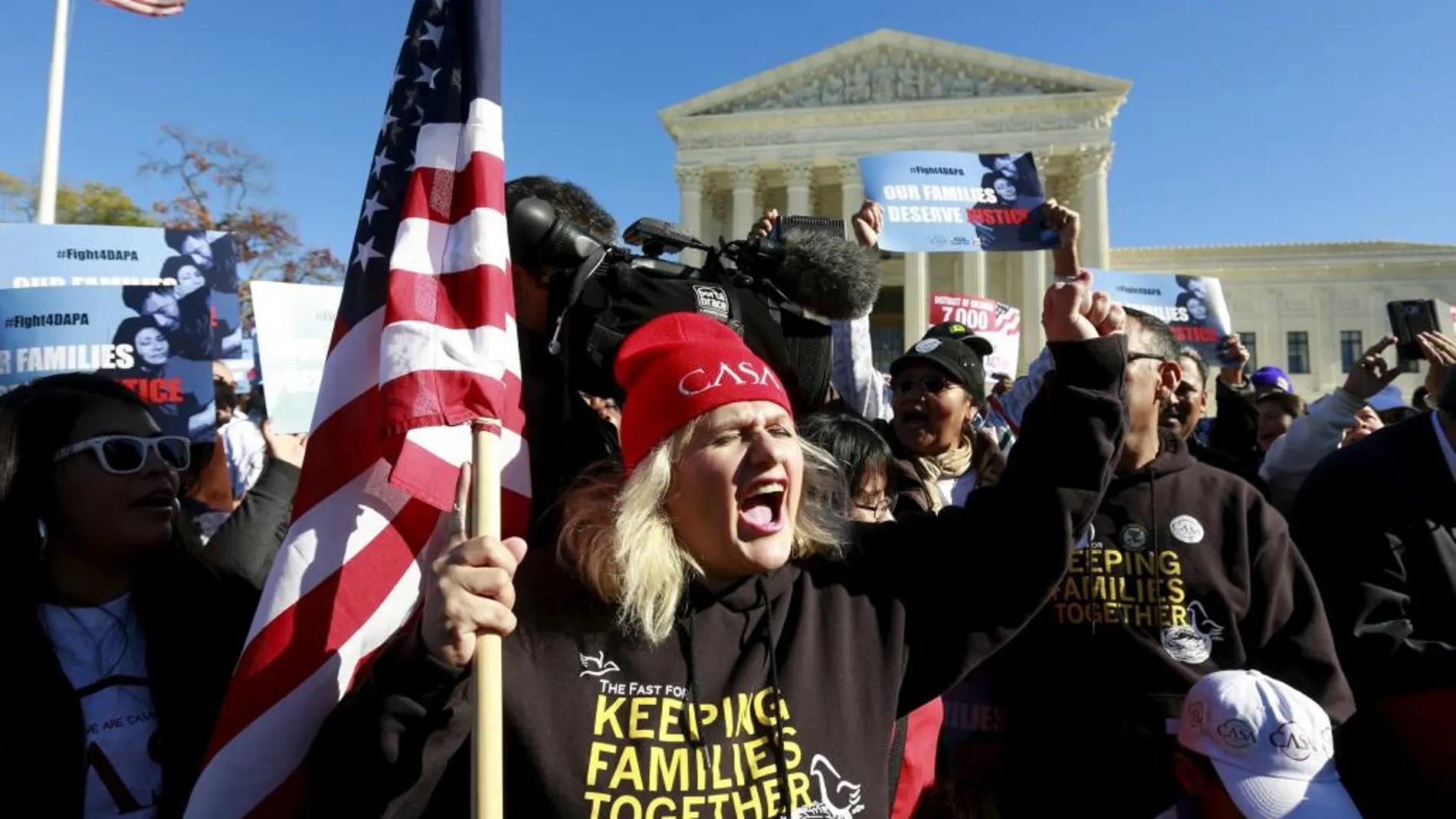 Concentración a favor de los inmigrantes frente a la Corte Suprema de EE UU