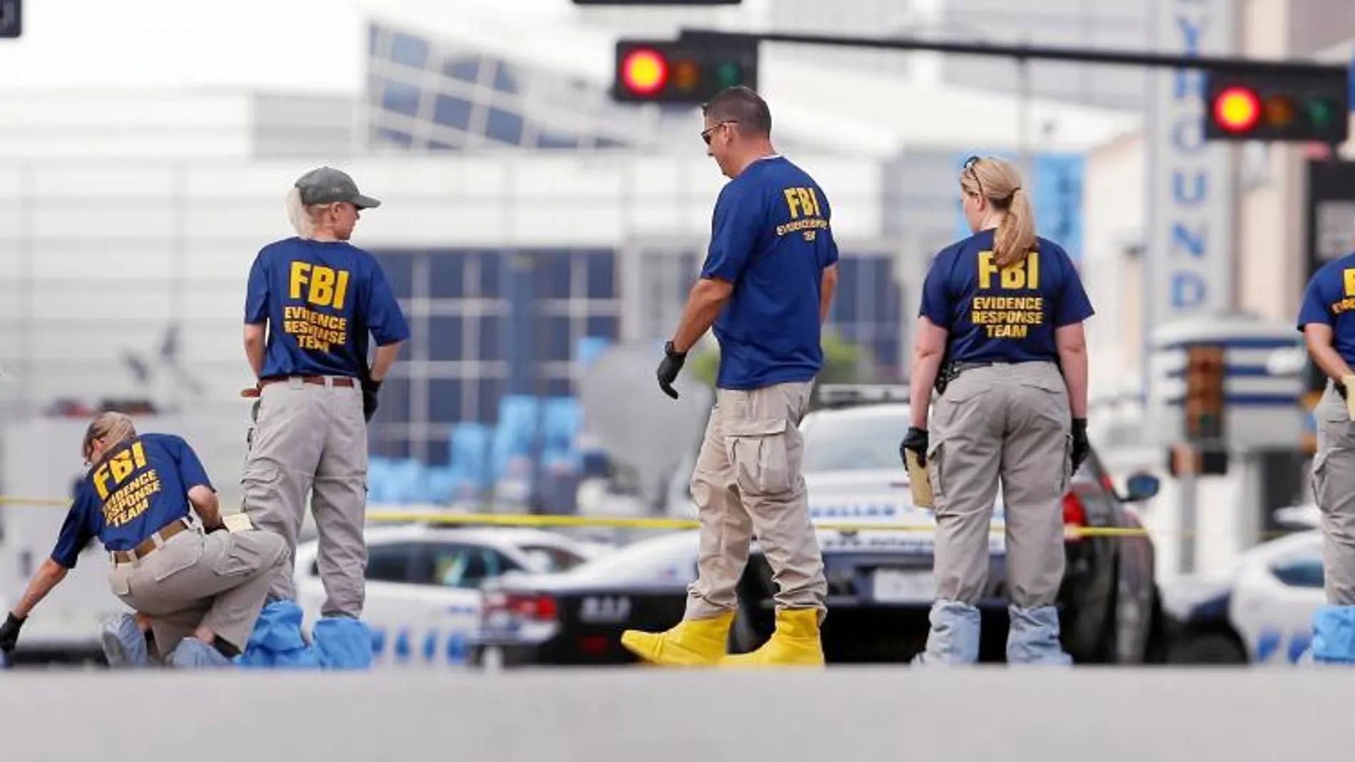 Miembros del FBI analizan el escenario del crimen en busca de pruebas, ayer en la ciudad estadounidense de Dallas