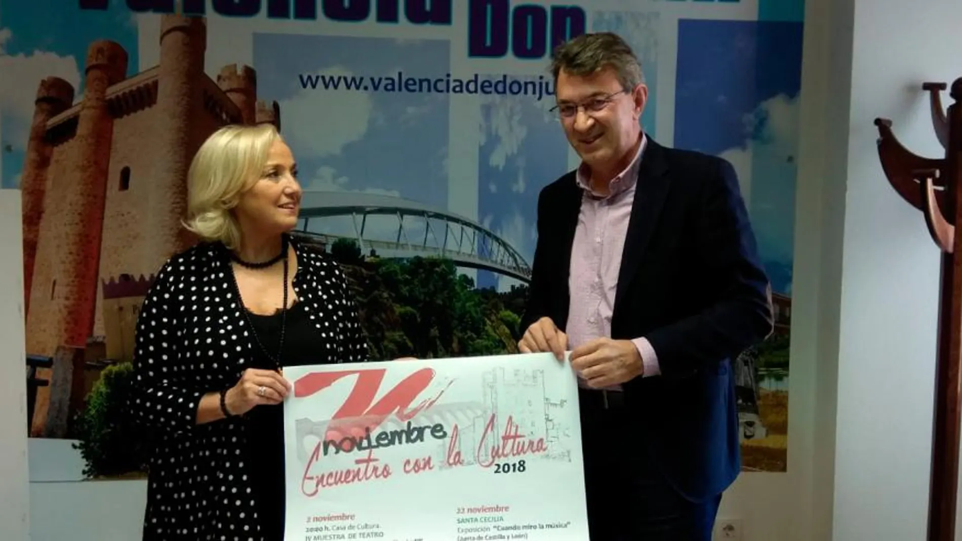 El alcalde coyantino, Juan Martínez Majo, y la concejala de Cultura, María Jesús Marinelli, presentan el programa