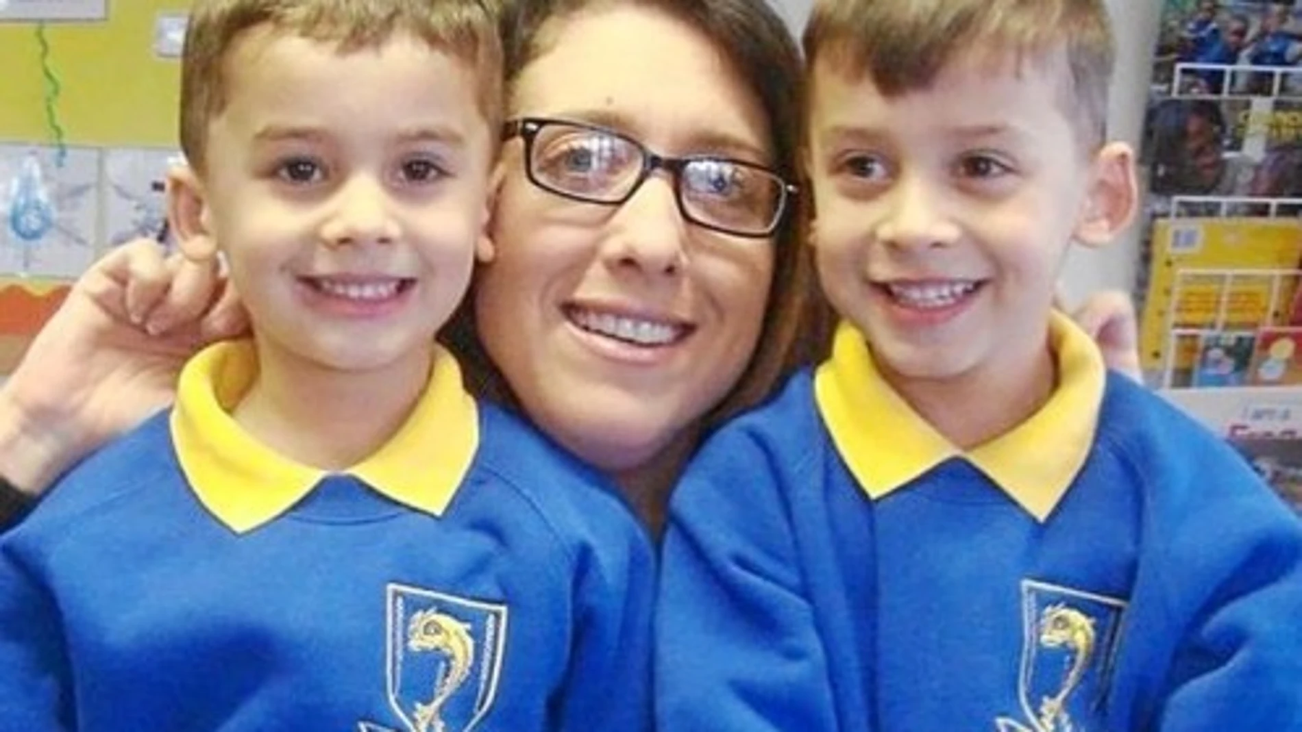 Roman, junto a su madre y su hermano