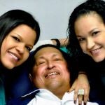 Hugo Chavez junto a sus hijas, Maria Gabriela y Rosa Virginia