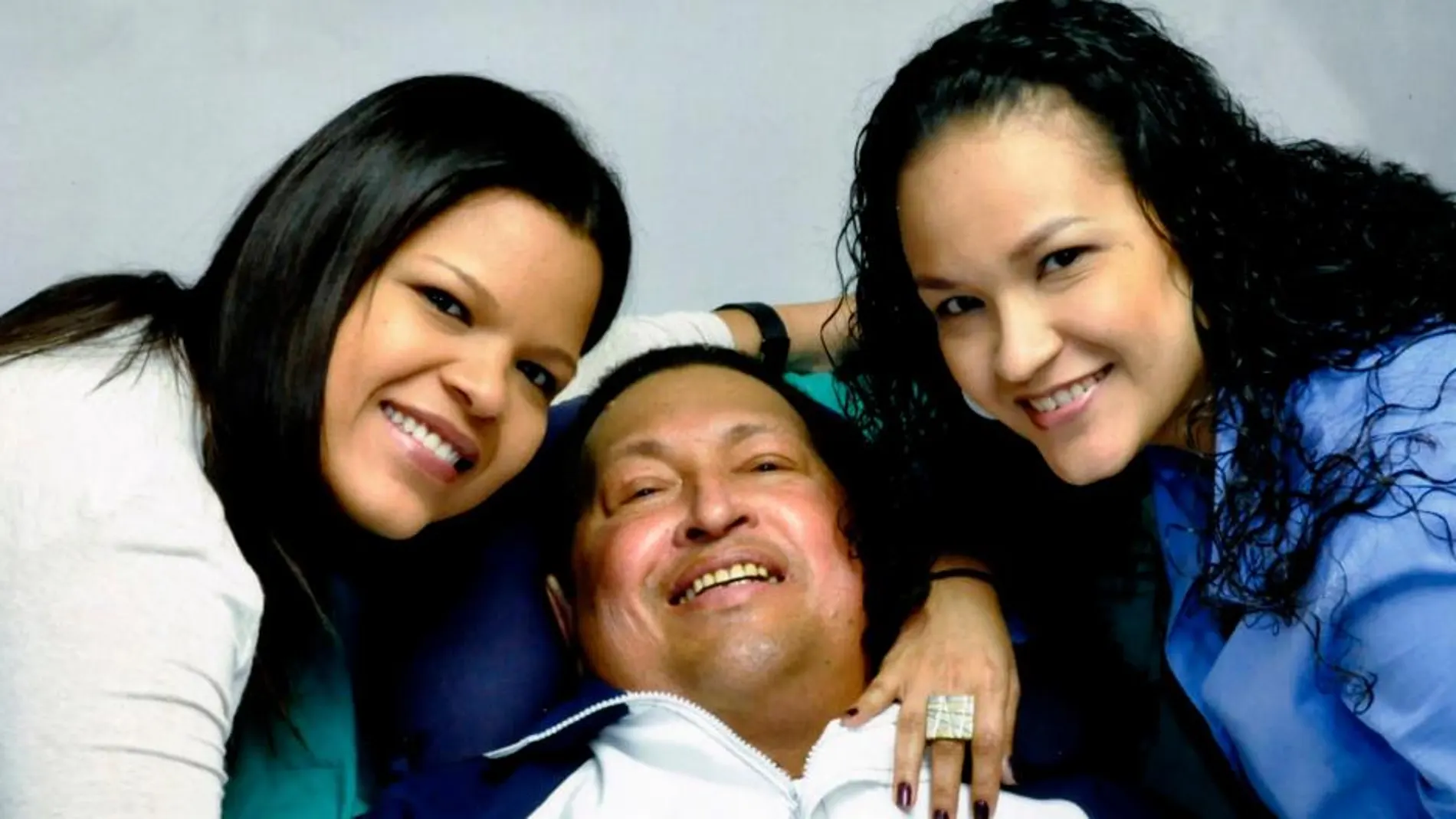 Hugo Chavez junto a sus hijas, Maria Gabriela y Rosa Virginia
