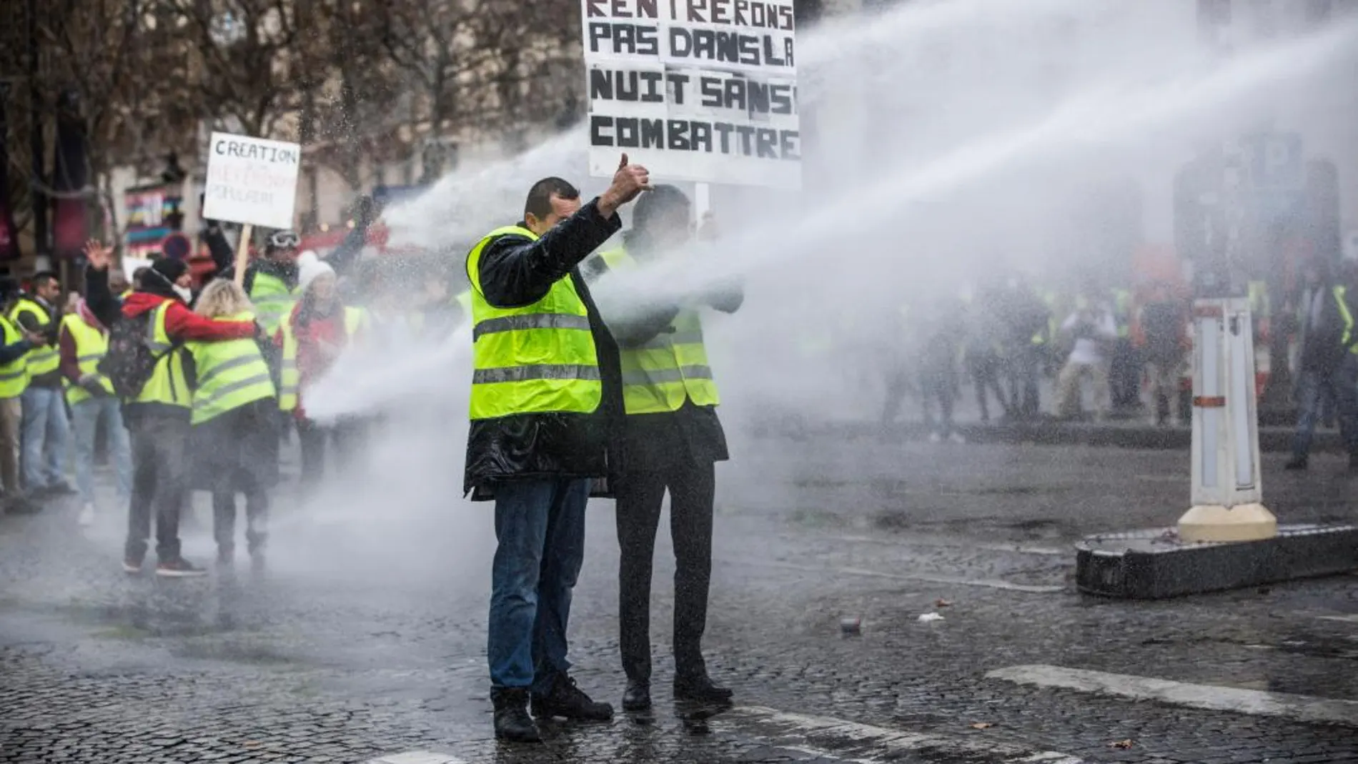 Protesta en París contra la subida de los impuestos de los carburantes.