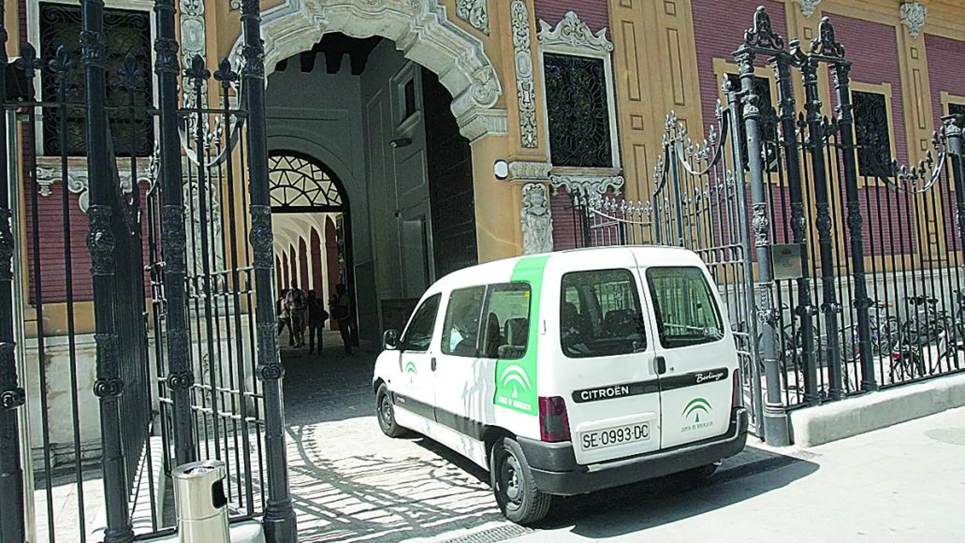 Uno de los vehículos de la flota de la Junta entra en las instalaciones de su sede, el palacio de San Telmo