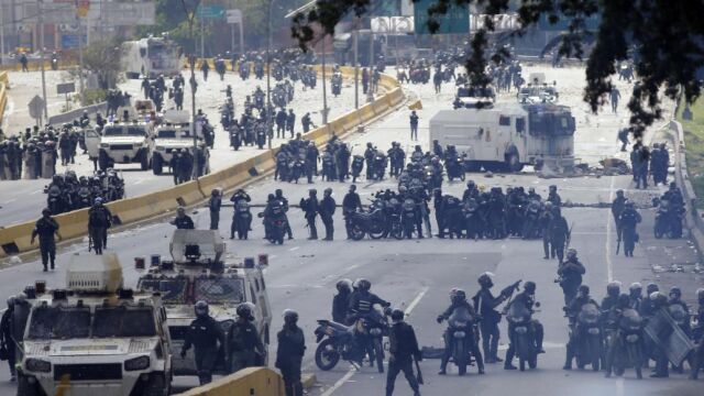La Guardia Nacional Bolivariana bloquea el paso a los manifestantes