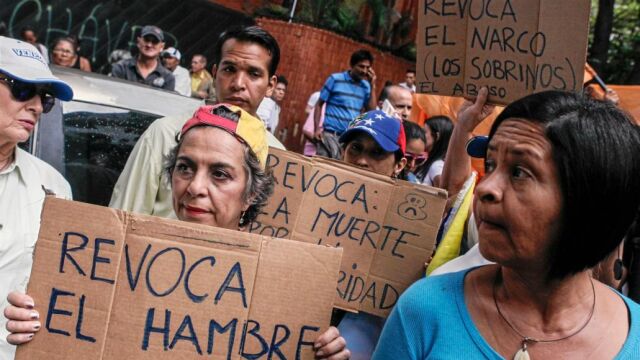 Opositores venezolanos durante una marcha para pedir avances en el proceso del referendo revocatorio en Caracas