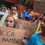 Opositores venezolanos durante una marcha para pedir avances en el proceso del referendo revocatorio en Caracas