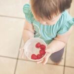 Niña con un tupper sujetado por sus manos | Imagen cedida