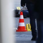 El cadáver del terrorista yace en el suelo tras ser abatido por la policía cuando intentaba atacar con un arma blanca una comisaría del barrio de la Goutte d'Or en París (Francia), el pasado 7 de enero.