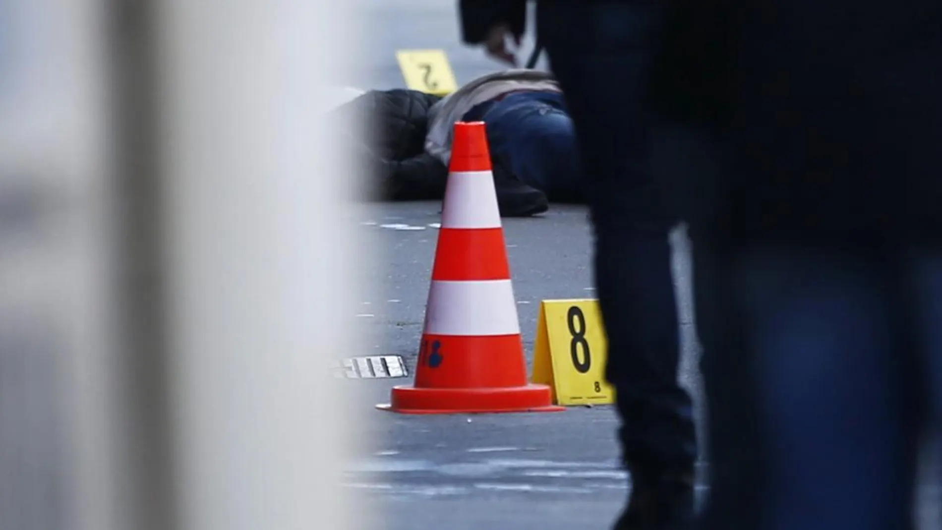 El cadáver del terrorista yace en el suelo tras ser abatido por la policía cuando intentaba atacar con un arma blanca una comisaría del barrio de la Goutte d'Or en París (Francia), el pasado 7 de enero.