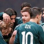 El Real Madrid celebra en Old Trafford el gol de Modric