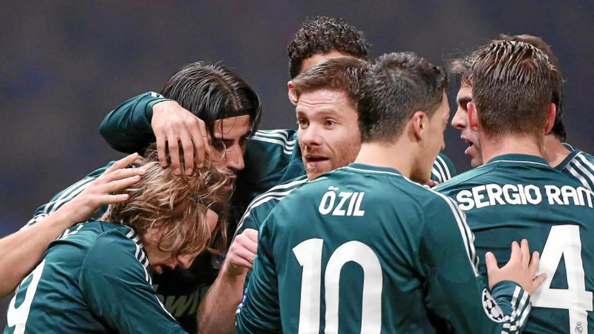 El Real Madrid celebra en Old Trafford el gol de Modric
