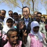 Ban Ki-moon posa con varios niños en un campamento cerca de Tinduf