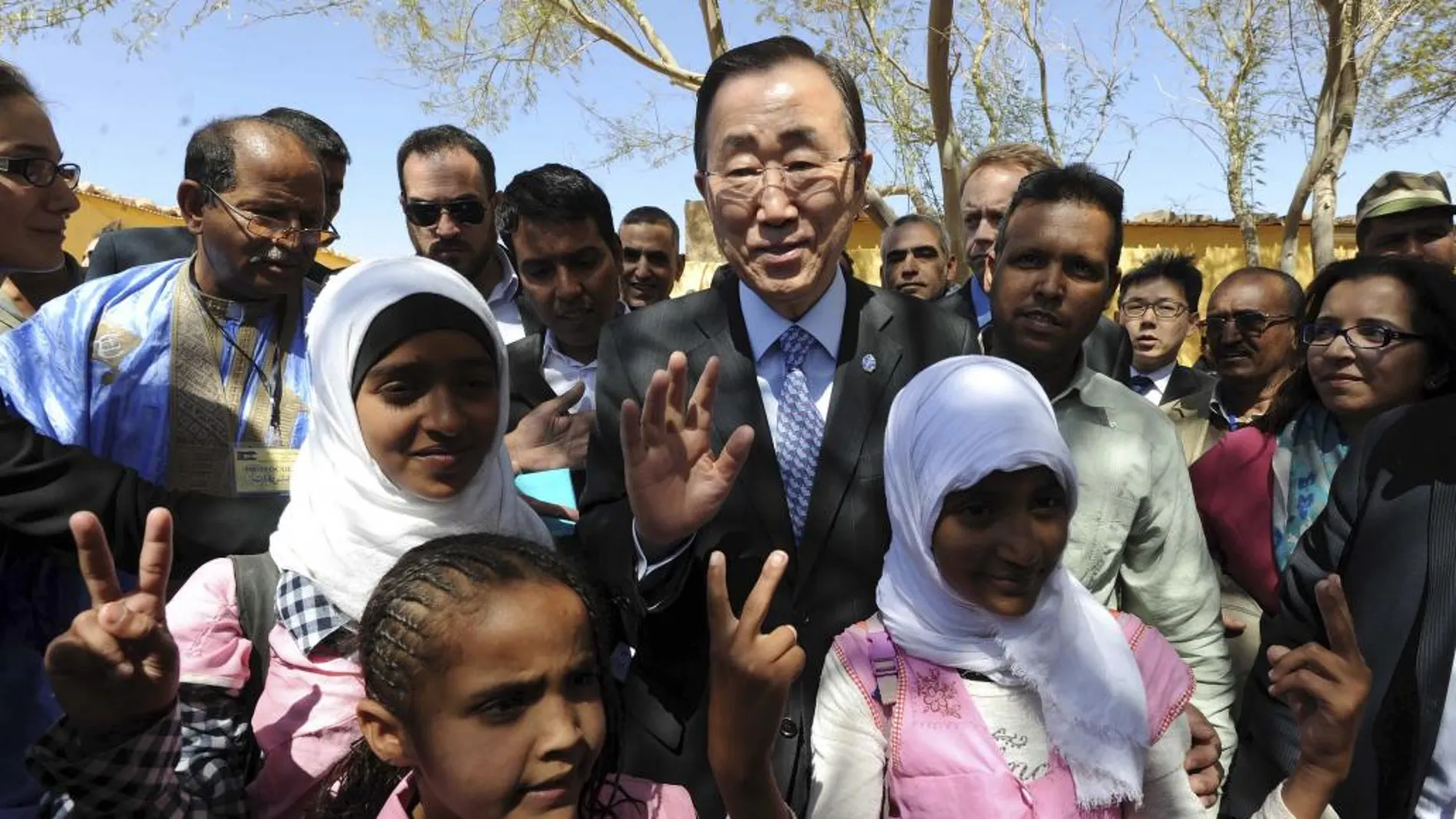 Ban Ki-moon posa con varios niños en un campamento cerca de Tinduf