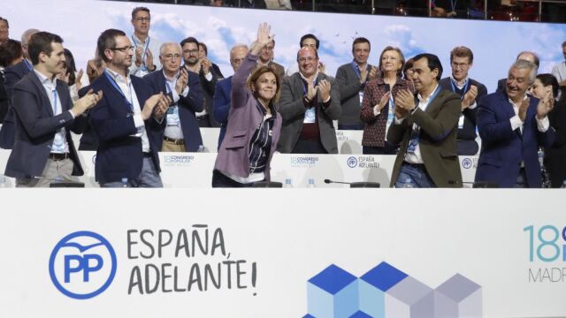 La secretaria general del PP, María Dolores de Cospedal, recibe el aplauso de los presentes tras ser ratificada por el presidente del PP, Mariano Rajoy, en su cargo