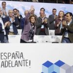 La secretaria general del PP, María Dolores de Cospedal, recibe el aplauso de los presentes tras ser ratificada por el presidente del PP, Mariano Rajoy, en su cargo